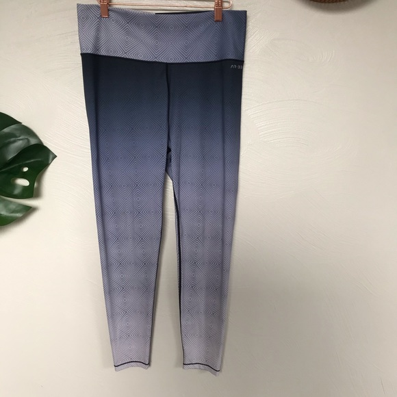 AR-33 Alpha Geometric Pattern Ombré Legging XL - Picture 5 of 8